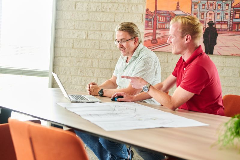 Wij zoeken iemand die tussen de bouwplaats en de werkvoorbereiding in staat.