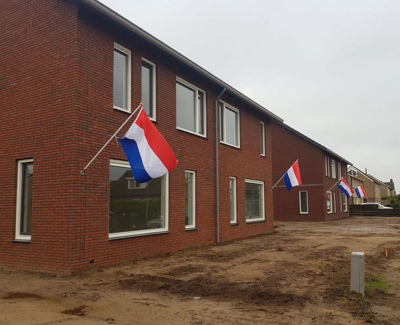 Complimenten bij oplevering van de 8 koopwoningen in Nijeveen